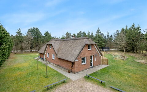 Dorris - 4.3Km from the Sea: Møbel, Indretning, Gulvbelægning, Træ, Etage, Loft, Trægulve, Stol, Bord, Belysning