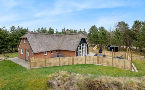 Dorris - 4.3Km from the Sea: Møbel, Indretning, Gulvbelægning, Træ, Etage, Loft, Trægulve, Stol, Bord, Belysning
