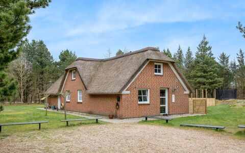 Dorris - 4.3Km from the Sea: Møbel, Indretning, Gulvbelægning, Træ, Etage, Loft, Trægulve, Stol, Bord, Belysning