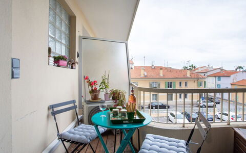Cagnes-Sur-Mer 193: Himmel, Vand, Ejendom, Stol, Skygge, Træ, Indretning, Krop Af Vand, Etage, Udendørs Møbler