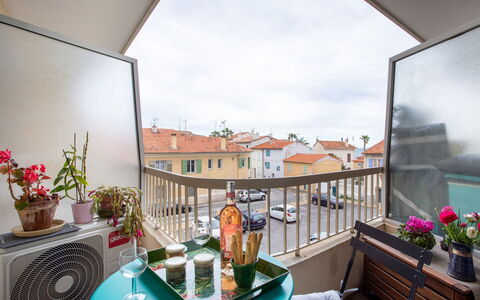 Cagnes-Sur-Mer 193: Himmel, Vand, Ejendom, Stol, Skygge, Træ, Indretning, Krop Af Vand, Etage, Udendørs Møbler