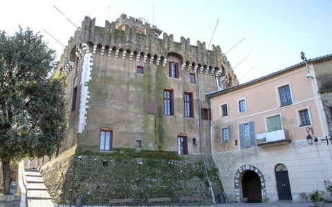 Cagnes-Sur-Mer 193: Himmel, Vand, Ejendom, Stol, Skygge, Træ, Indretning, Krop Af Vand, Etage, Udendørs Møbler