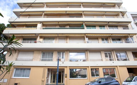 Cagnes-Sur-Mer 193: Himmel, Vand, Ejendom, Stol, Skygge, Træ, Indretning, Krop Af Vand, Etage, Udendørs Møbler