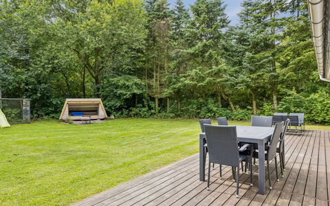 Eckhart - 30Km from the Sea: Boligområde, Busk, Hus, Hjem, Have, Estate, Skygge, Landscaping, Lawn