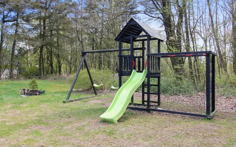 Eckhart - 30Km from the Sea: Boligområde, Busk, Hus, Hjem, Have, Estate, Skygge, Landscaping, Lawn