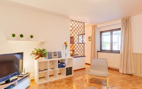 Mila: Møbel, Ejendom, Vindue, Træ, Belysning, Indretning, Window Blind, Bygning, Skygge, Etage
