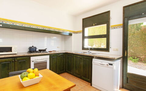 Port del Rei Ii: Cabinetry, Countertop, Møbel, Køkkenvask, Køkken Apparat, Bygning, Plante, Komfur, Køkken, Husholdningsapparat