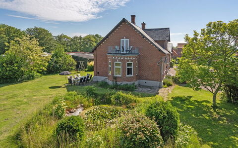 Dvonta - 170M from the Sea: Tag, Hjem, Dør, Sommerhus, Skygge, Sidespor, Gård, Estate, Backyard
