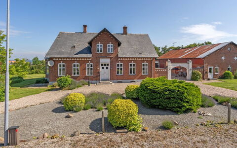 Dvonta - 170M from the Sea: Tag, Hjem, Dør, Sommerhus, Skygge, Sidespor, Gård, Estate, Backyard