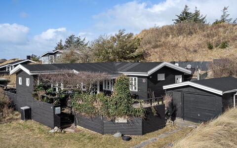 Sharanya - 500M from the Sea: Gulvbelægning, Indretning, Træ, Etage, Trappe, Loft, Bejdse, Trægulve, Hårdttræ, Gelænder