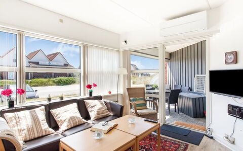 Milly - 100M from the Sea: Møbel, Indretning, Gulvbelægning, Couch, Træ, Etage, Loft, Stue, Lejlighed, Værelse