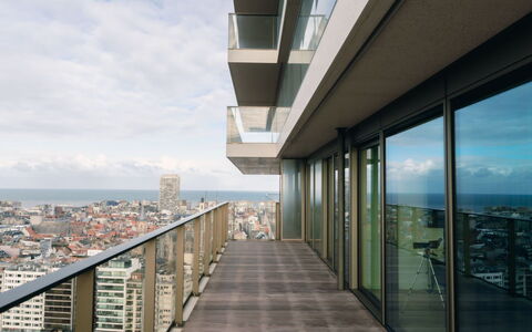 Sky Tower View with Parking: Himmel, Ejendom, Bygning, Sky, Træ, Skygge, Urban Design, Ejendom, Facade, Glas