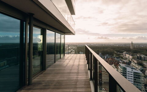 Sky Tower View with Parking: Himmel, Sky, Bygning, Ejendom, Træ, Skygge, Sollys, Krop Af Vand, Etage, Horisont