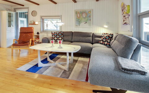 Igilfar - 700M from the Sea: Møbel, Indretning, Gulvbelægning, Træ, Etage, Loft, Trægulve, Stol, Bord, Belysning