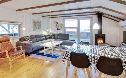 Igilfar - 700M from the Sea: Møbel, Indretning, Gulvbelægning, Træ, Etage, Loft, Trægulve, Stol, Bord, Belysning