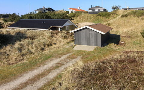 Igilfar - 700M from the Sea: Møbel, Indretning, Gulvbelægning, Træ, Etage, Loft, Trægulve, Stol, Bord, Belysning