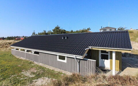 Igilfar - 700M from the Sea: Møbel, Indretning, Gulvbelægning, Træ, Etage, Loft, Trægulve, Stol, Bord, Belysning