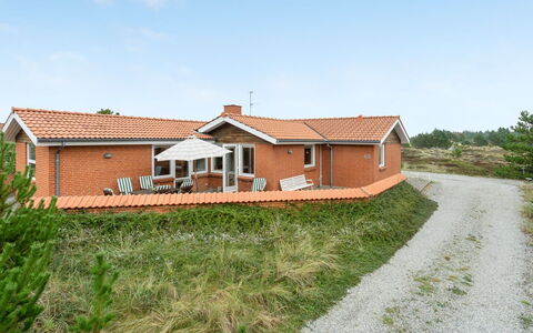 Lisemarie - 800M from the Sea: Træ, Tag, Arkitektur, Hjem, Hus, Sommerhus, Sidespor, Hårdttræ, Hældning, Estate