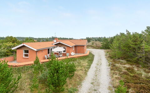 Lisemarie - 800M from the Sea: Træ, Tag, Arkitektur, Hjem, Hus, Sommerhus, Sidespor, Hårdttræ, Hældning, Estate