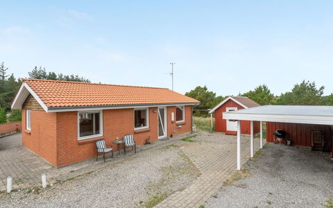 Lisemarie - 800M from the Sea: Træ, Tag, Arkitektur, Hjem, Hus, Sommerhus, Sidespor, Hårdttræ, Hældning, Estate
