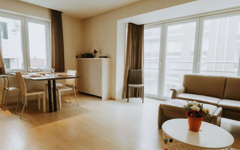 Goethe Close to the Beach: Bord, Møbel, Ejendom, Vindue, Couch, Komfort, Skygge, Indretning, Bygning, Arkitektur
