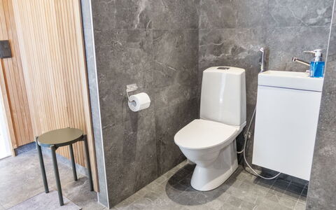 Rukan Kide a: Toiletbræt, Gulvbelægning, Etage, Toilet, Sanitærarmatur, Badeværelse, Indretning, Håndvask, Flise, Vvs