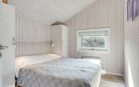 Dania - 300M from the Sea: Træ, Loft, Soveværelse, Indretning, Seng, Gulvbelægning, Hjem, Etage, Værelse, Sengetøj
