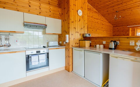 Drumnadrochit 120: Cabinetry, Countertop, Køkken Apparat, Køkken, Træ, Komfur, Indretning, Gulvbelægning, Etage, Bygning