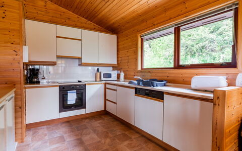 Drumnadrochit 121: Cabinetry, Countertop, Vindue, Køkken Apparat, Køkken, Komfur, Træ, Indretning, Gulvbelægning, Etage