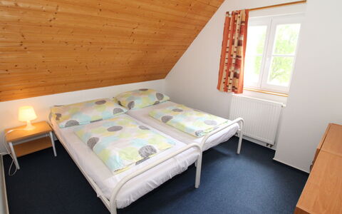 Holiday Hill: Ejendom, Møbel, Bygning, Komfort, Vindue, Træ, Indretning, Etage, Bed Frame
