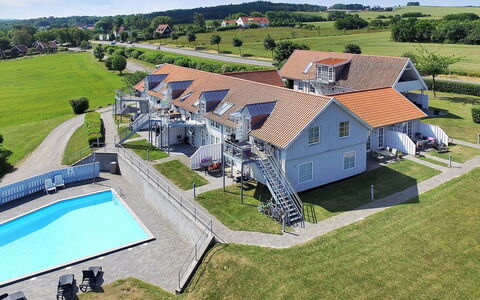 Thamina - 400M from the Sea: Møbel, Indretning, Gulvbelægning, Træ, Etage, Loft, Trægulve, Stol, Bord, Belysning
