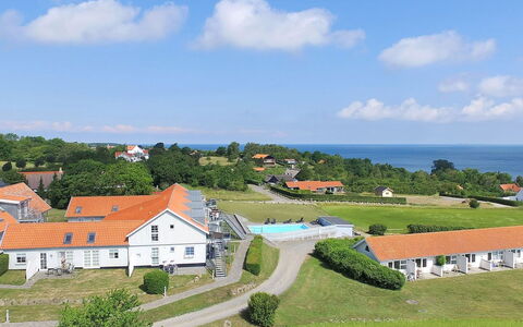 Thamina - 400M from the Sea: Møbel, Indretning, Gulvbelægning, Træ, Etage, Loft, Trægulve, Stol, Bord, Belysning