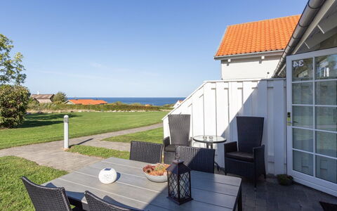 Thamina - 400M from the Sea: Møbel, Indretning, Gulvbelægning, Træ, Etage, Loft, Trægulve, Stol, Bord, Belysning