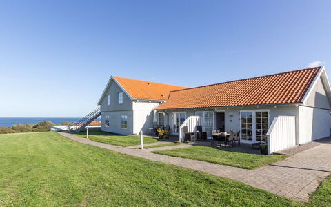 Thamina - 400M from the Sea: Møbel, Indretning, Gulvbelægning, Træ, Etage, Loft, Trægulve, Stol, Bord, Belysning