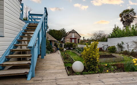 La Villa Bleue: Plante, Vand, Himmel, Bygning, Blå, Træ, Skygge, Ejerlejlighed, Fritid, Ejendom