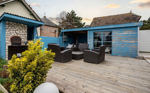 La Villa Bleue: Plante, Vand, Himmel, Bygning, Blå, Træ, Skygge, Ejerlejlighed, Fritid, Ejendom