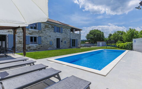 Villa Mirta: Sky, Himmel, Ejendom, Daytime, Plante, Bygning, Azure, Svømmepøl, Skygge, Arkitektur