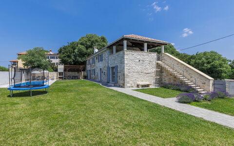 Villa Mirta: Himmel, Plante, Sky, Træ, Bygning, Land Lot, Græs, Landskab, Ejendom, Sommerhus