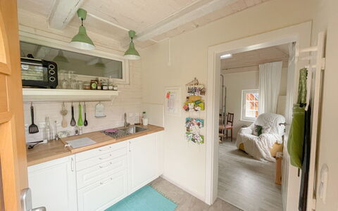 Tiny Lavender House: Cabinetry, Ejendom, Countertop, Stueplante, Indretning, Bygning, Skuffe, Gulvbelægning, Træ, Etage