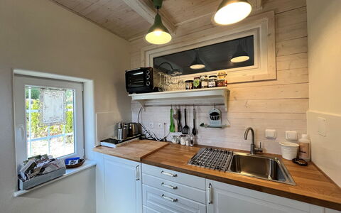 Tiny Lavender House: Countertop, Cabinetry, Ejendom, Køkkenvask, Håndvask, Tap, Bygning, Køkken, Indretning, Træ