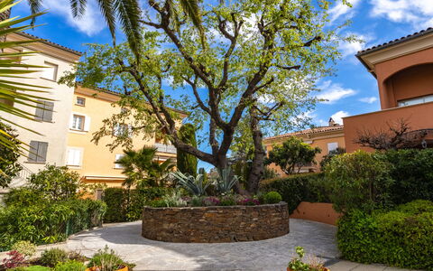 Saint-Tropez 540: Vand, Himmel, Bygning, Plante, Ejendom, Svømmepøl, Azure, Træ, Vindue, Hus
