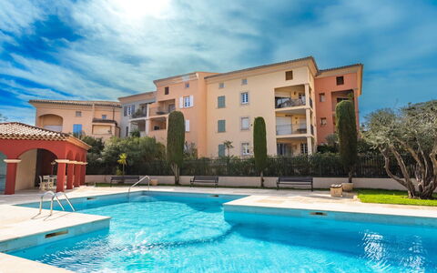 Saint-Tropez 540: Vand, Himmel, Bygning, Plante, Ejendom, Svømmepøl, Azure, Træ, Vindue, Hus