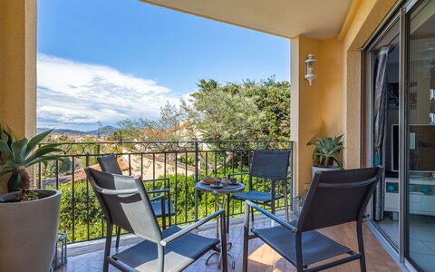 Le Clos Sainte Anne: Boligområde, Busk, Hus, Have, Hjem, Land Lot, Tag, Skygge, Lawn