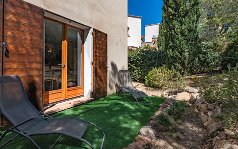 Chez Béatrice et Pascal: Plante, Ejendom, Himmel, Bygning, Land Lot, Skygge, Arkitektur, Græs, Vindue, Træ