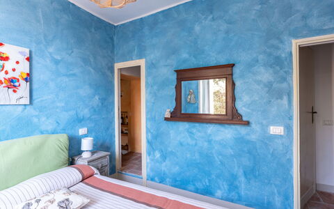 Massa Marittima 350: Billedramme, Blå, Azure, Maling, Bygning, Træ, Vindue, Indretning, Etage, Cabinetry