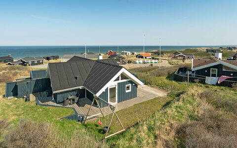 Alvilde - 100M from the Sea: Møbel, Indretning, Gulvbelægning, Træ, Etage, Loft, Trægulve, Stol, Bord, Belysning