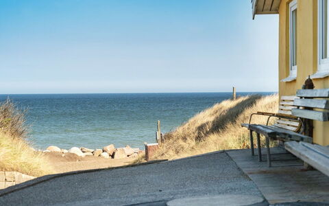 Alvilde - 100M from the Sea: Møbel, Indretning, Gulvbelægning, Træ, Etage, Loft, Trægulve, Stol, Bord, Belysning