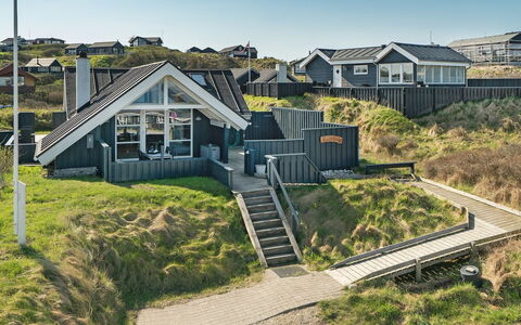 Alvilde - 100M from the Sea: Møbel, Indretning, Gulvbelægning, Træ, Etage, Loft, Trægulve, Stol, Bord, Belysning