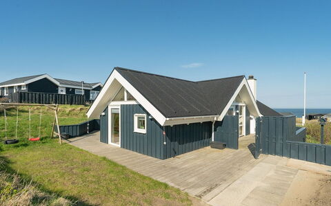 Alvilde - 100M from the Sea: Møbel, Indretning, Gulvbelægning, Træ, Etage, Loft, Trægulve, Stol, Bord, Belysning