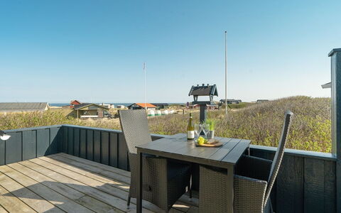 Alvilde - 100M from the Sea: Møbel, Indretning, Gulvbelægning, Træ, Etage, Loft, Trægulve, Stol, Bord, Belysning